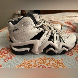 RETRO SHOES INSPIRED BY AN ERA-DEFINING B-BALL DESIGN.
SIZE MENS 7.